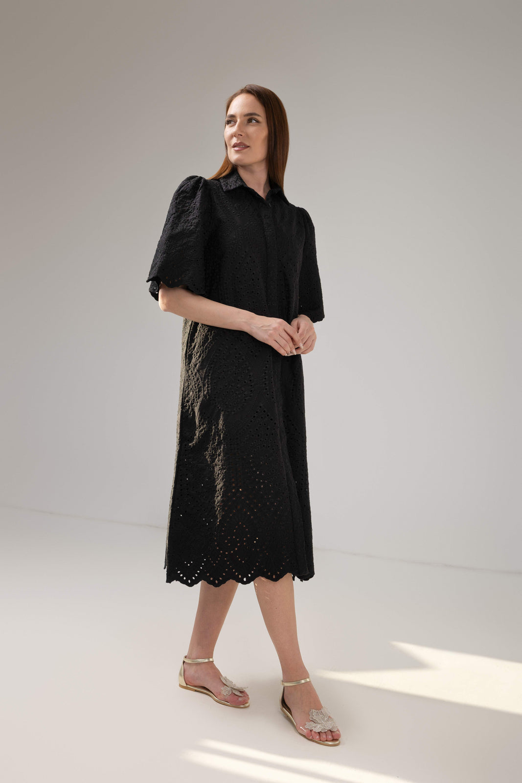 Incarca imaginea in galerie, Rochie midi neagra din dantelă brodată cu mâneci ample și cordon decorativ