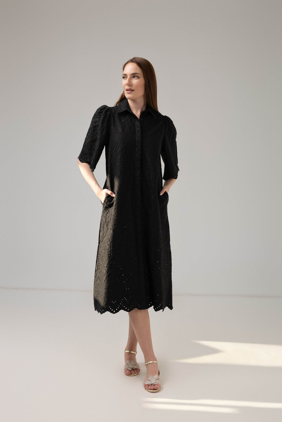 Incarca imaginea in galerie, Rochie midi neagra din dantelă brodată cu mâneci ample și cordon decorativ