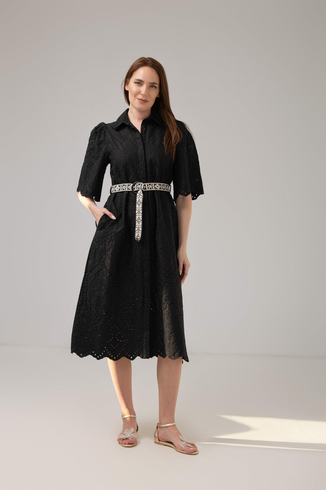 Incarca imaginea in galerie, Rochie midi neagra din dantelă brodată cu mâneci ample și cordon decorativ