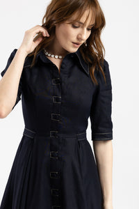 Rochie scurtă din in bleumarin și cusături metalice