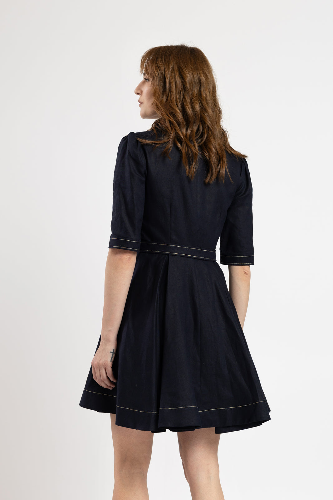 Incarca imaginea in galerie, Rochie scurtă din in bleumarin și cusături metalice