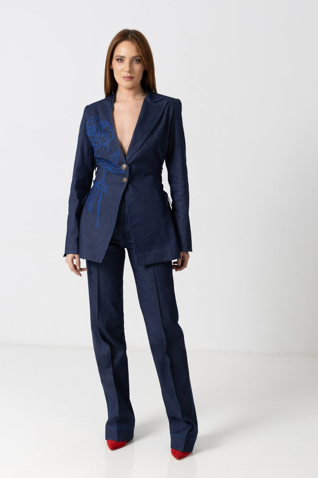 Incarca imaginea in galerie, Sacou din denim albastru inchis cu broderie trandafir