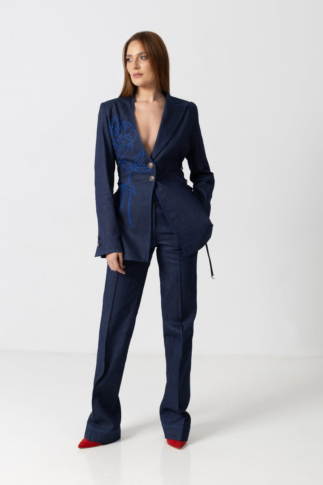 Incarca imaginea in galerie, Sacou din denim albastru inchis cu broderie trandafir