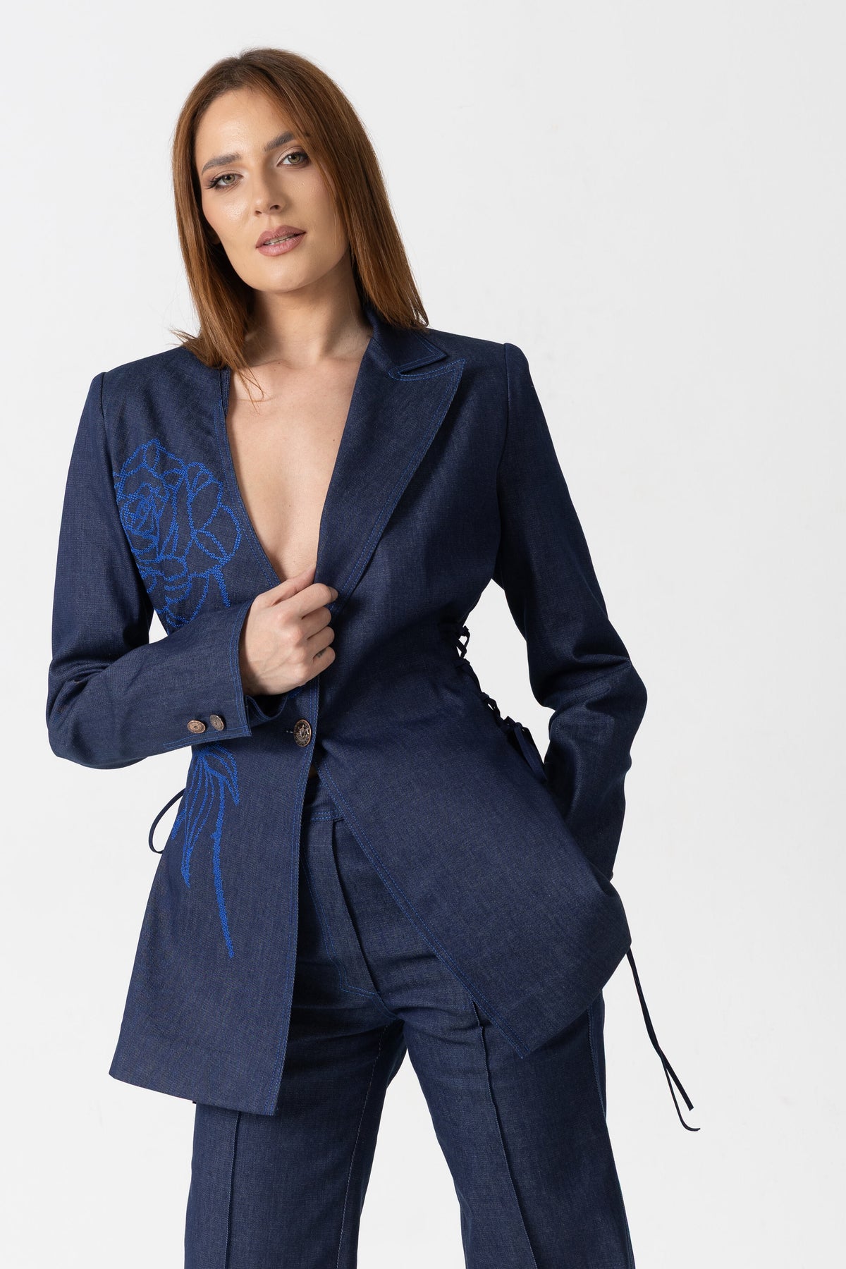 Sacou din denim albastru inchis cu broderie trandafir