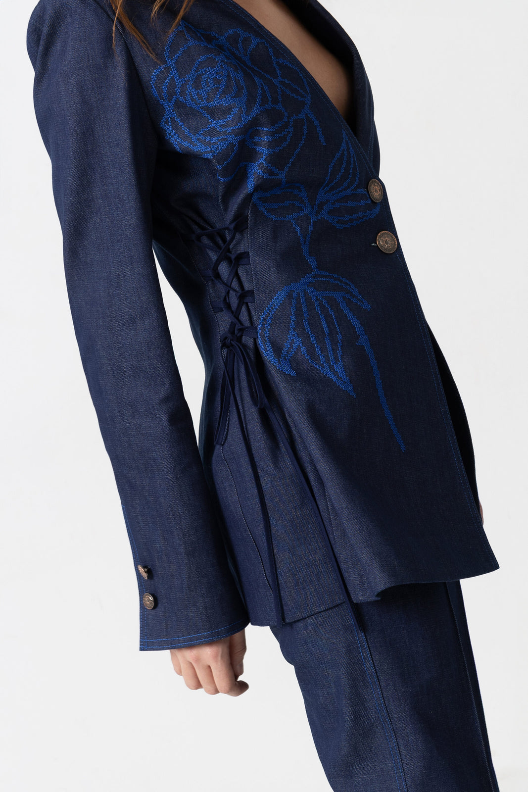 Incarca imaginea in galerie, Sacou din denim albastru inchis cu broderie trandafir