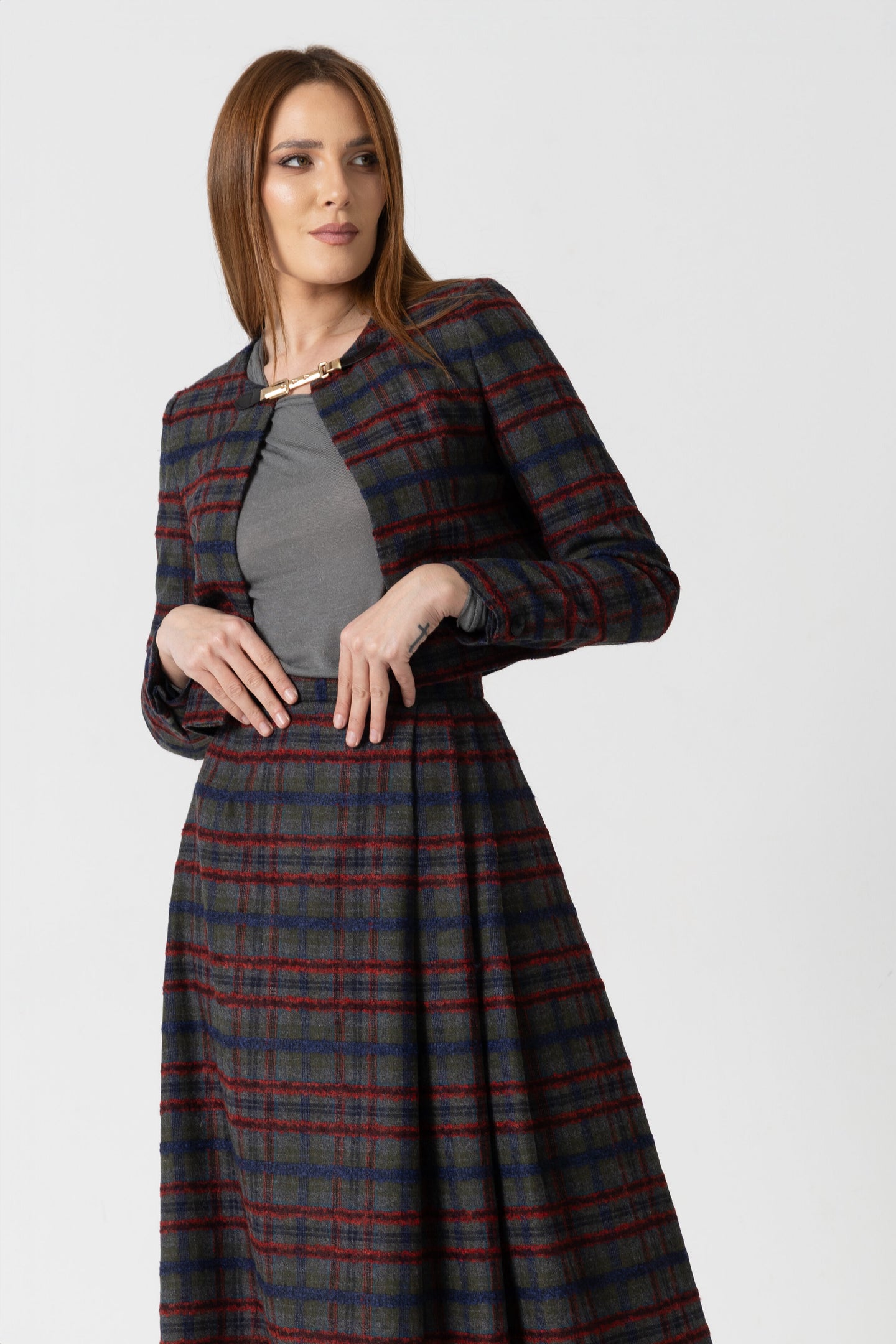 Sacou scurt din stofă în carouri cu închidere decorativă metalică