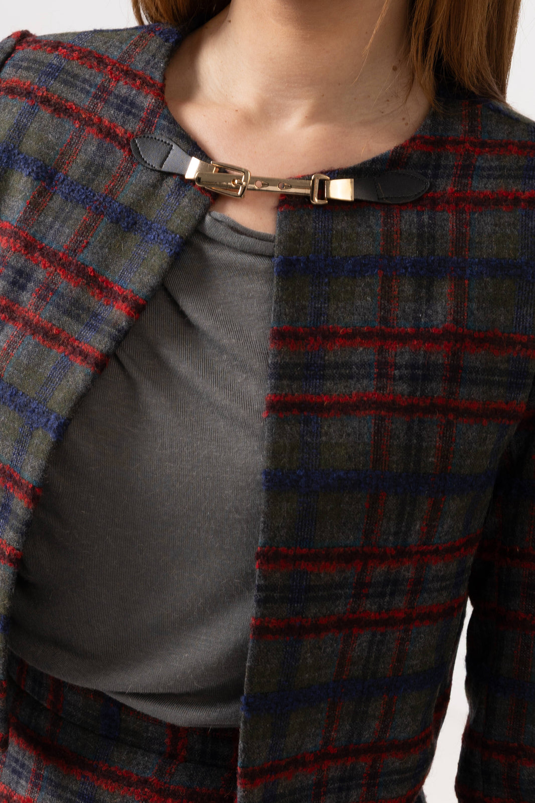 Incarca imaginea in galerie, Sacou scurt din stofă în carouri cu închidere decorativă metalică