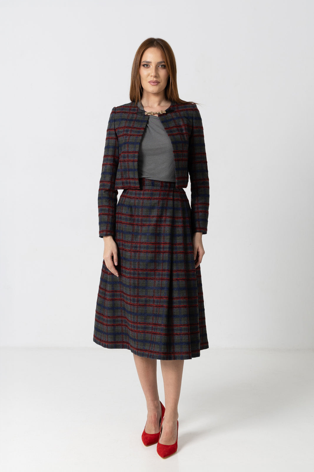 Incarca imaginea in galerie, Sacou scurt din stofă în carouri cu închidere decorativă metalică