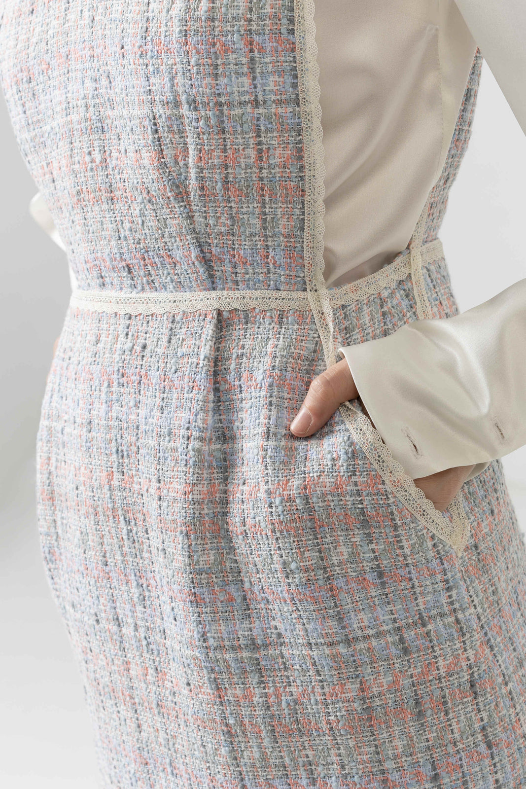 Incarca imaginea in galerie, Sarafan elegant din stofă de bumbac tip tweed cu inserții pastel