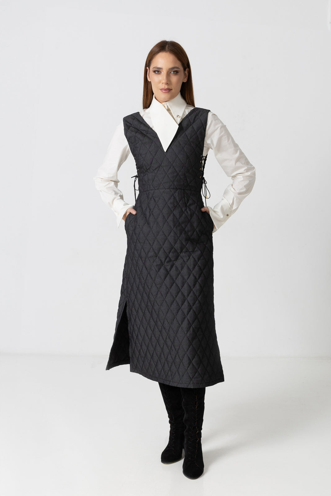 Load image into Gallery viewer, Linen blouse with cream computerized embroidery