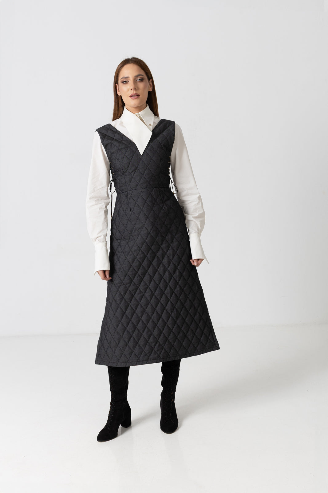 Load image into Gallery viewer, Linen blouse with cream computerized embroidery