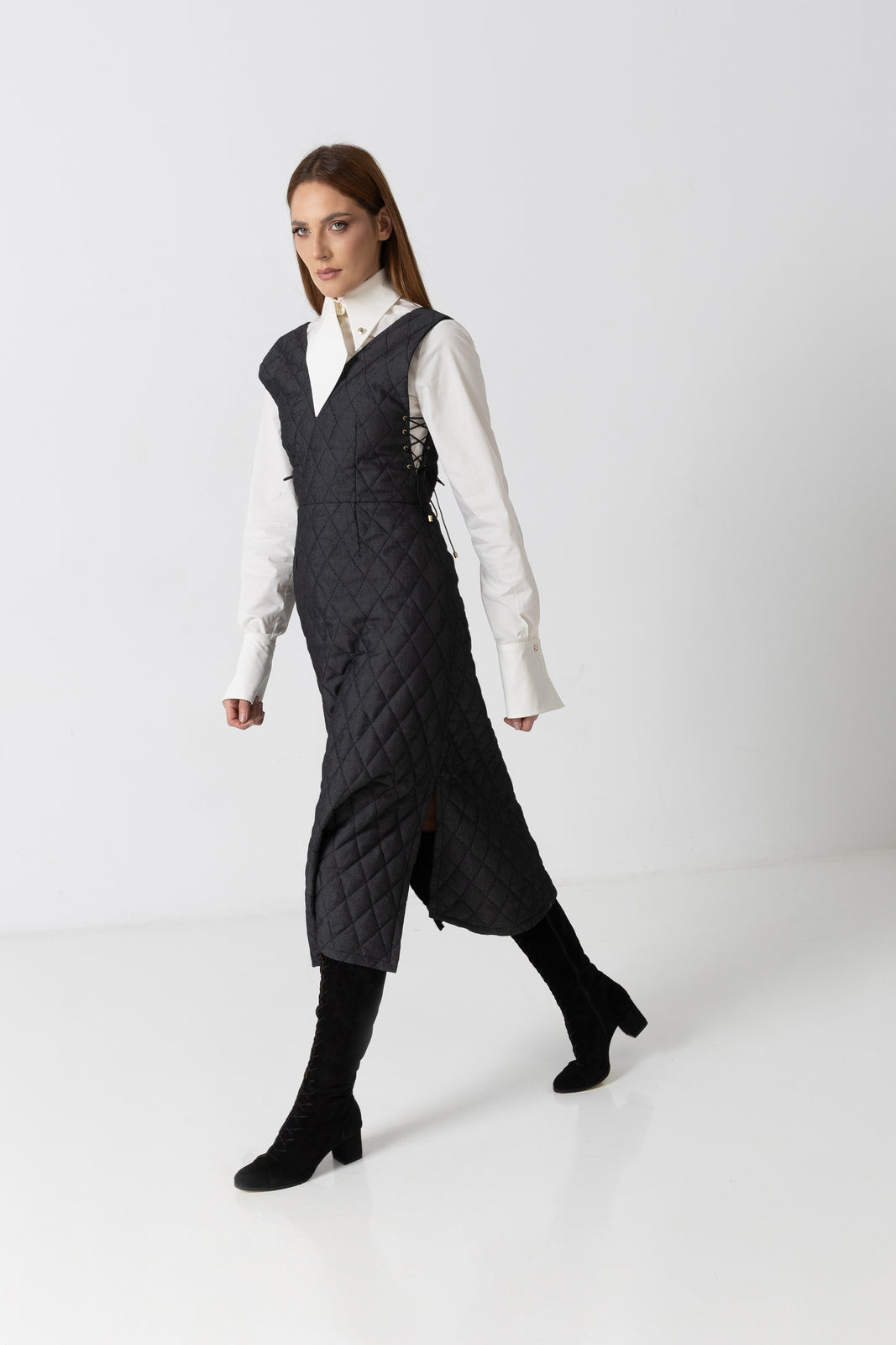 Load image into Gallery viewer, Linen blouse with cream computerized embroidery