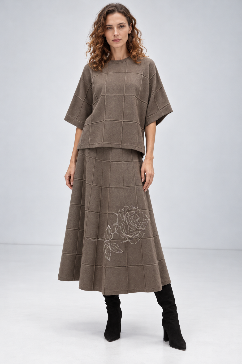 Compleu Tricotat Maro Taupe cu Broderie Trandafir