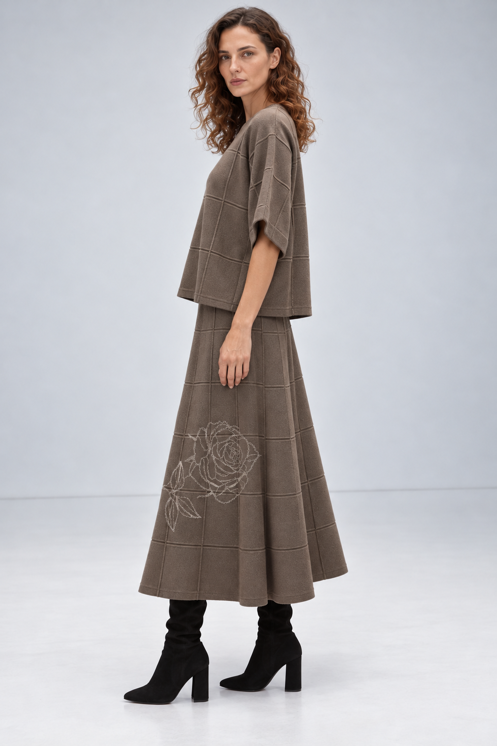 Compleu Tricotat Maro Taupe cu Broderie Trandafir