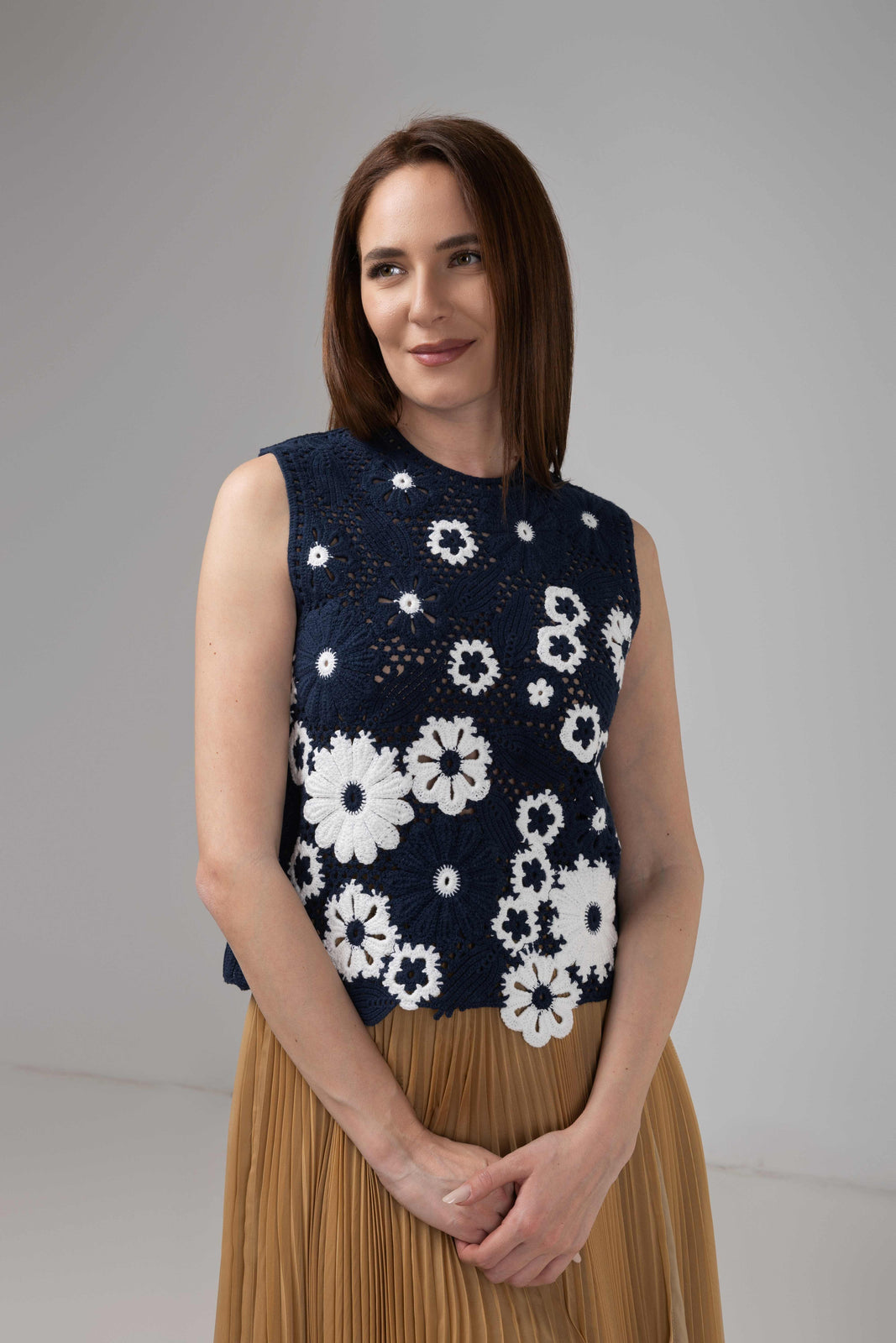 Incarca imaginea in galerie, Top din macrame floral bleumarin cu aplicații albe