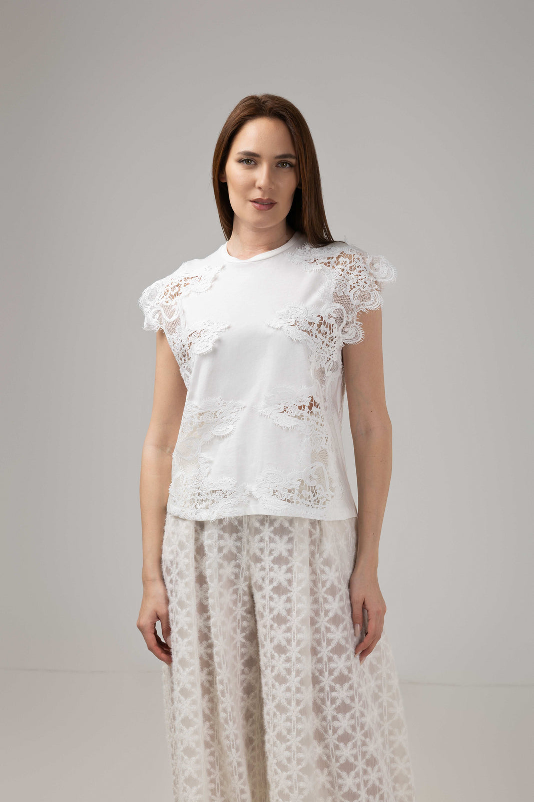 Incarca imaginea in galerie, Top alb din jerse cu aplicatii din dantela