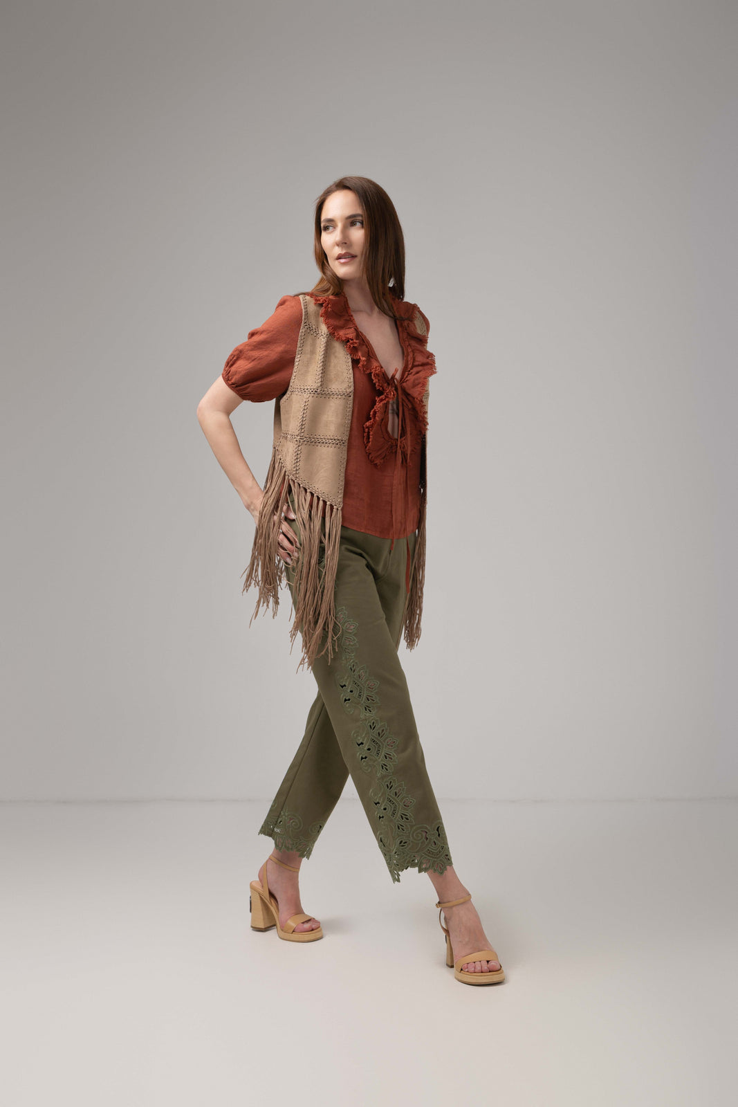 Incarca imaginea in galerie, Vestă boho camel cu franjuri