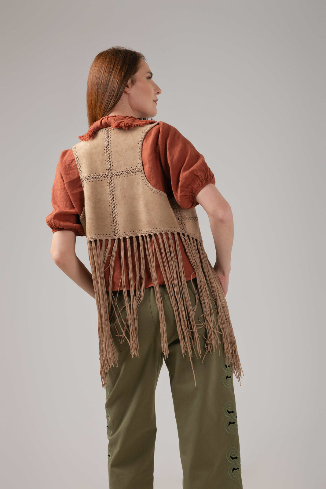 Incarca imaginea in galerie, Vestă boho camel cu franjuri