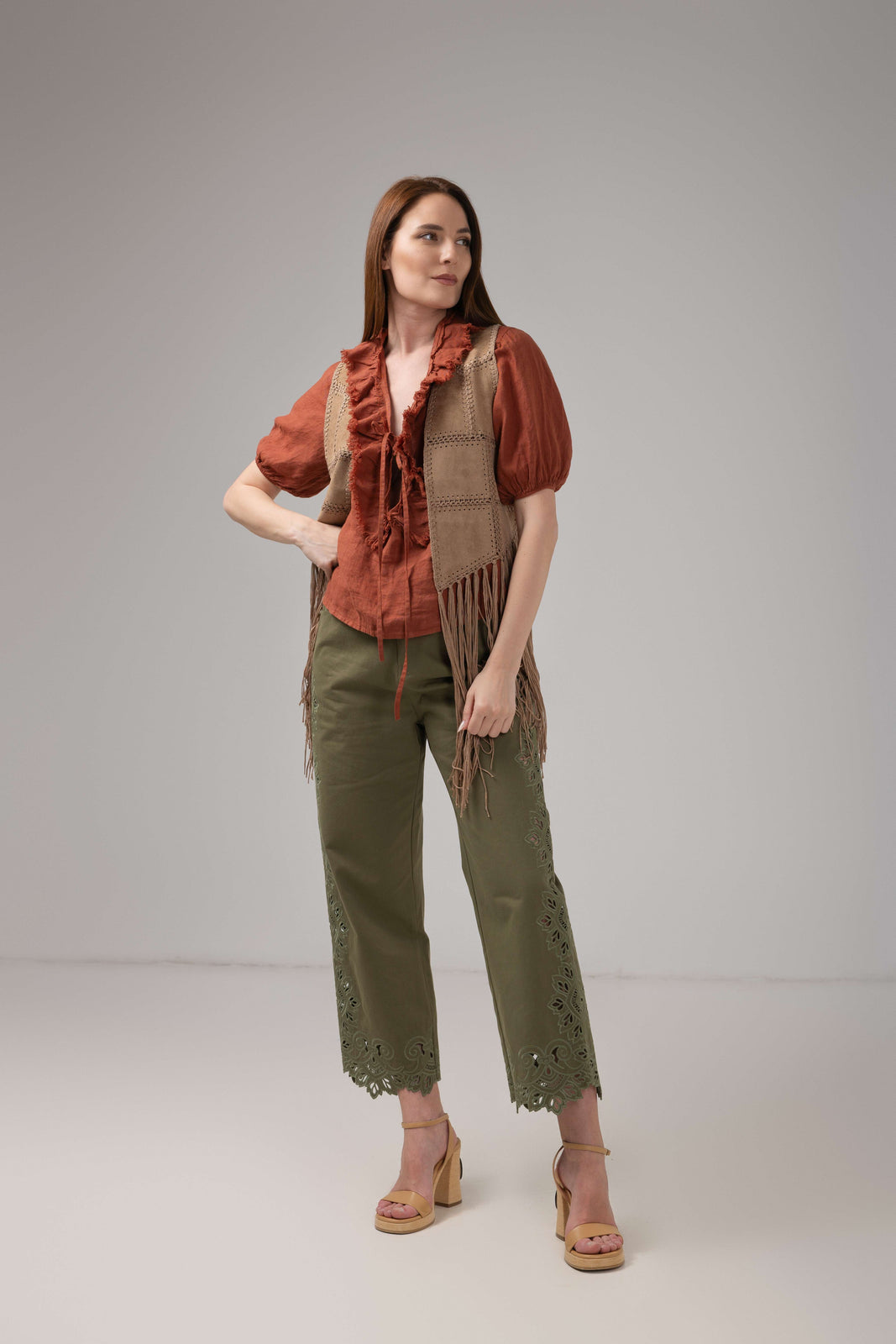Incarca imaginea in galerie, Vestă boho camel cu franjuri