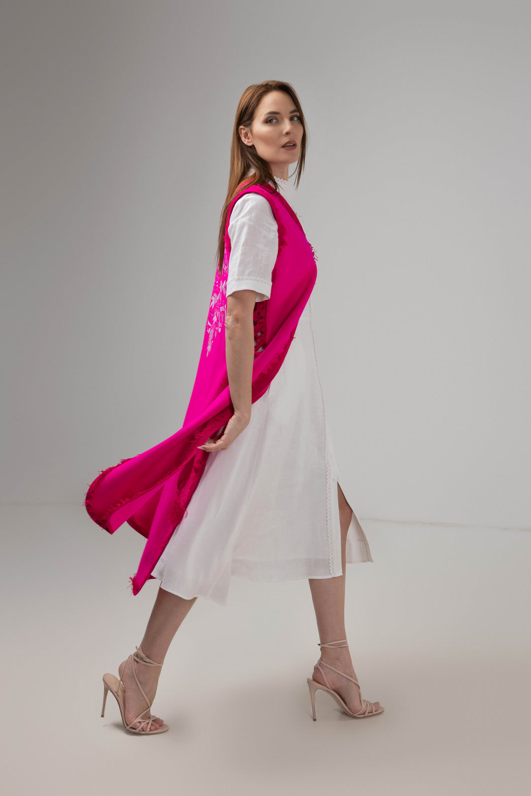 Incarca imaginea in galerie, Vesta midi din stofa de lana fucsia cu broderie "Copacul Vietii"