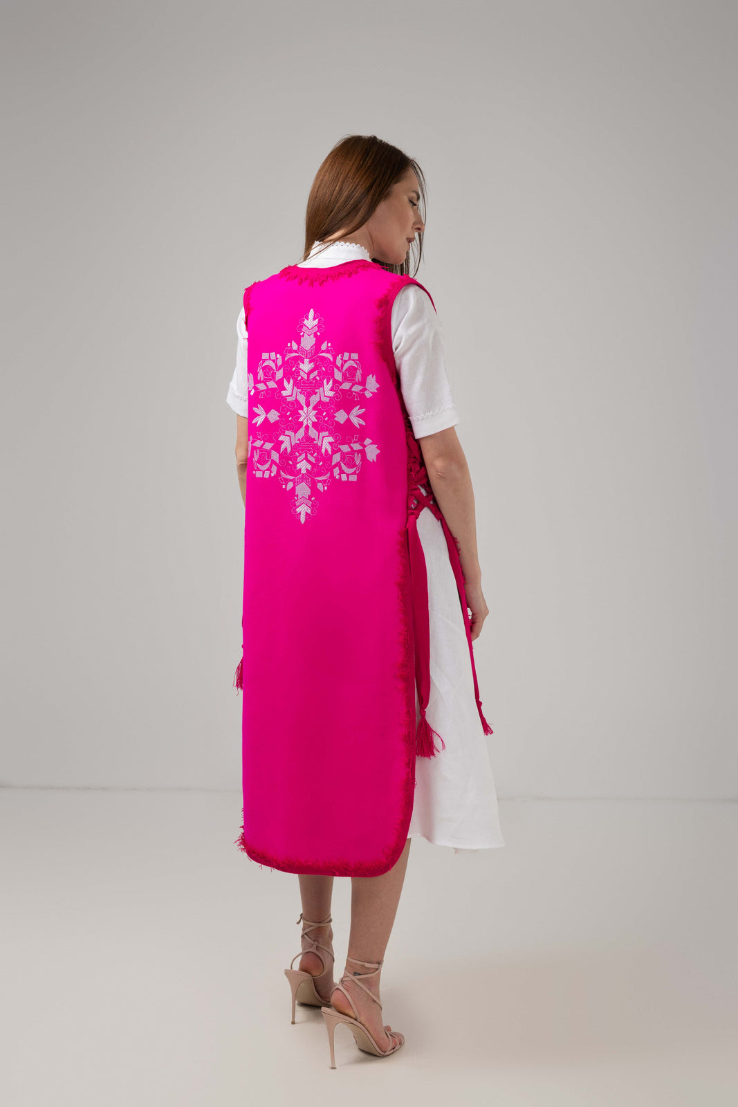 Incarca imaginea in galerie, Vesta midi din stofa de lana fucsia cu broderie "Copacul Vietii"