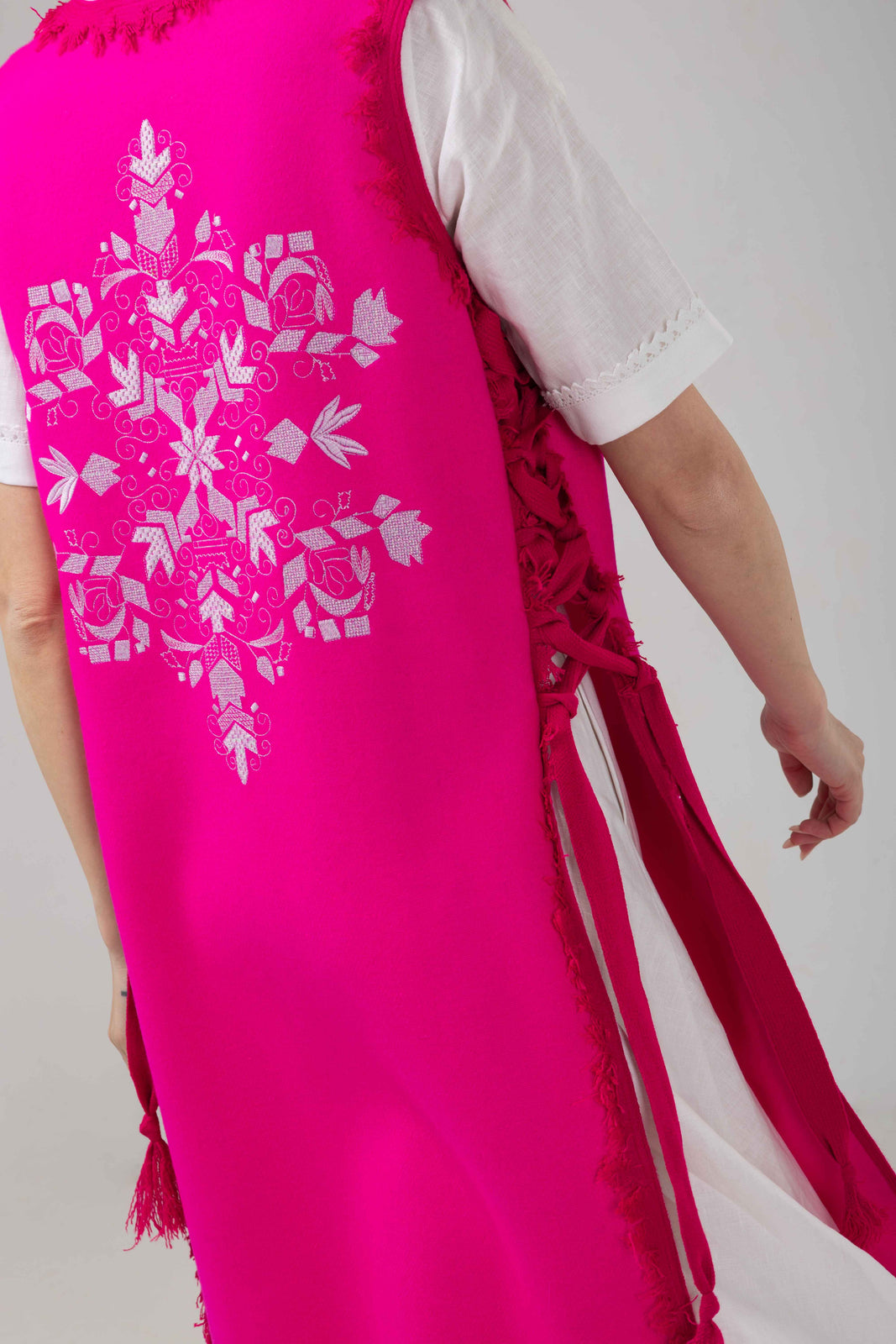 Incarca imaginea in galerie, Vesta midi din stofa de lana fucsia cu broderie "Copacul Vietii"