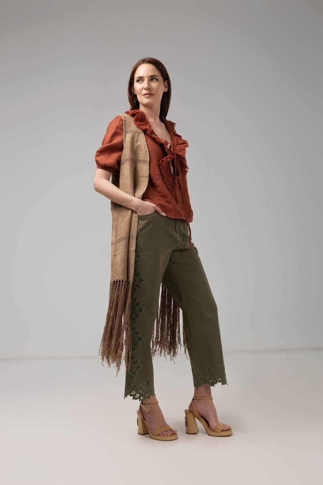 Incarca imaginea in galerie, Vestă lungă camel premium cu franjuri și influențe boho