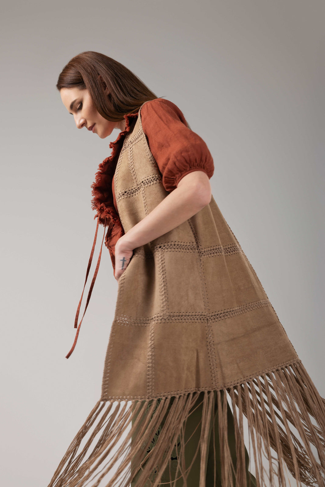 Incarca imaginea in galerie, Vestă lungă camel premium cu franjuri și influențe boho