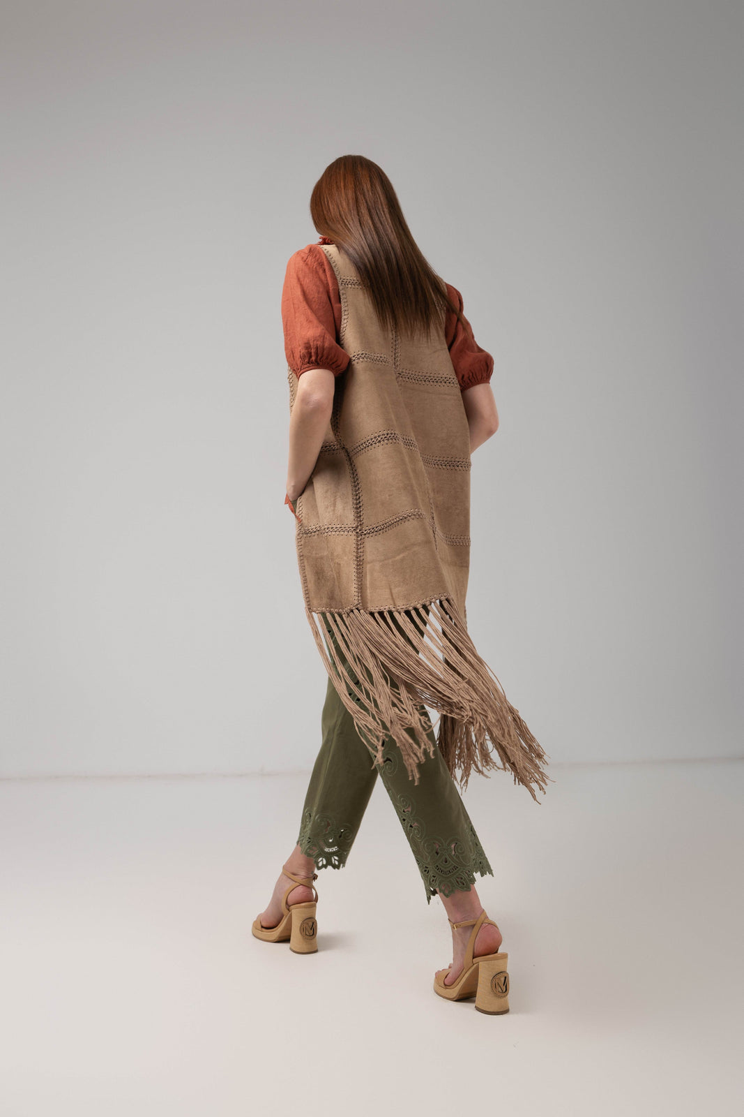 Incarca imaginea in galerie, Vestă lungă camel premium cu franjuri și influențe boho