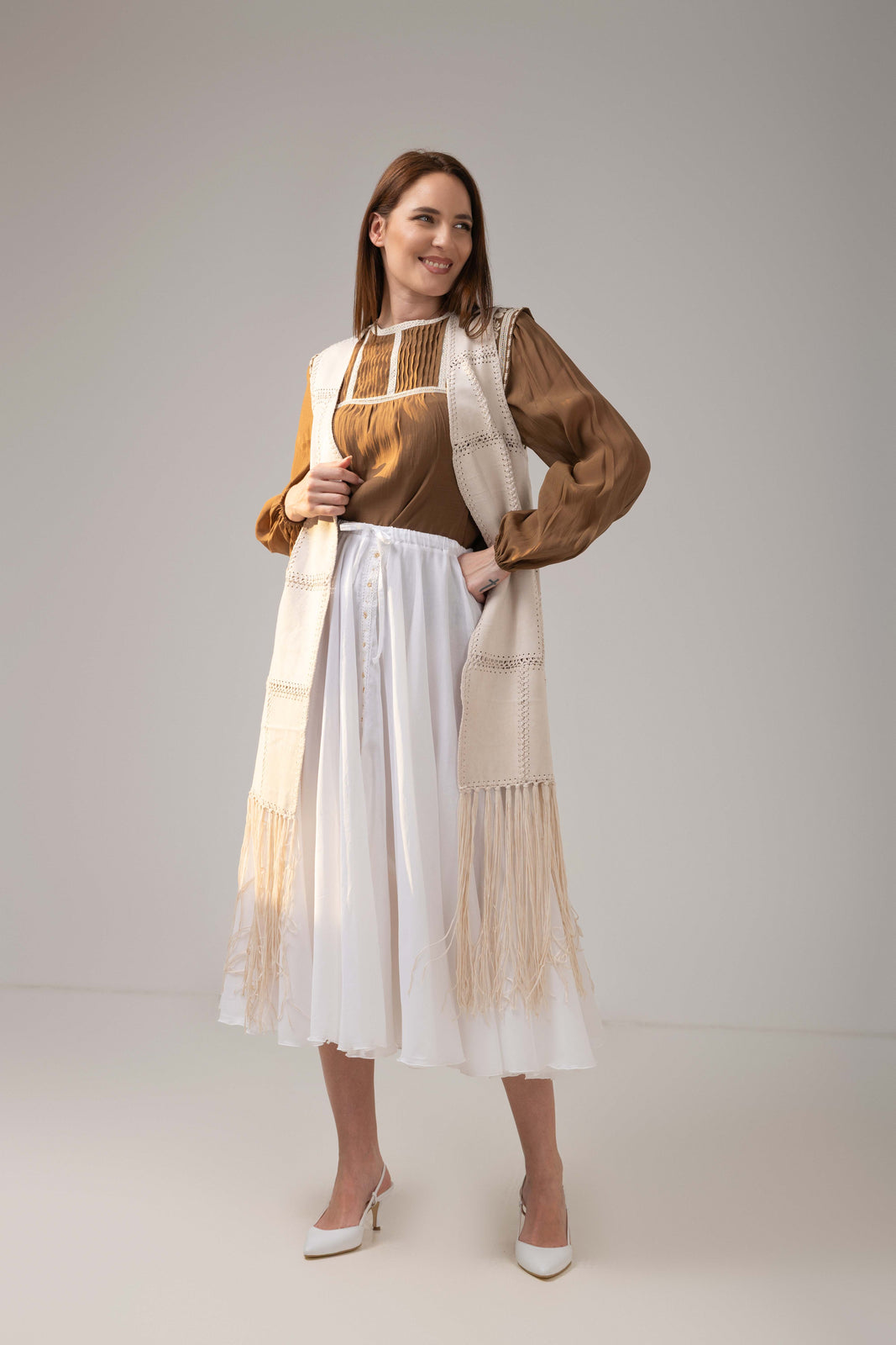 Incarca imaginea in galerie, Vestă lungă premium ivory cu franjuri și accente boho couture