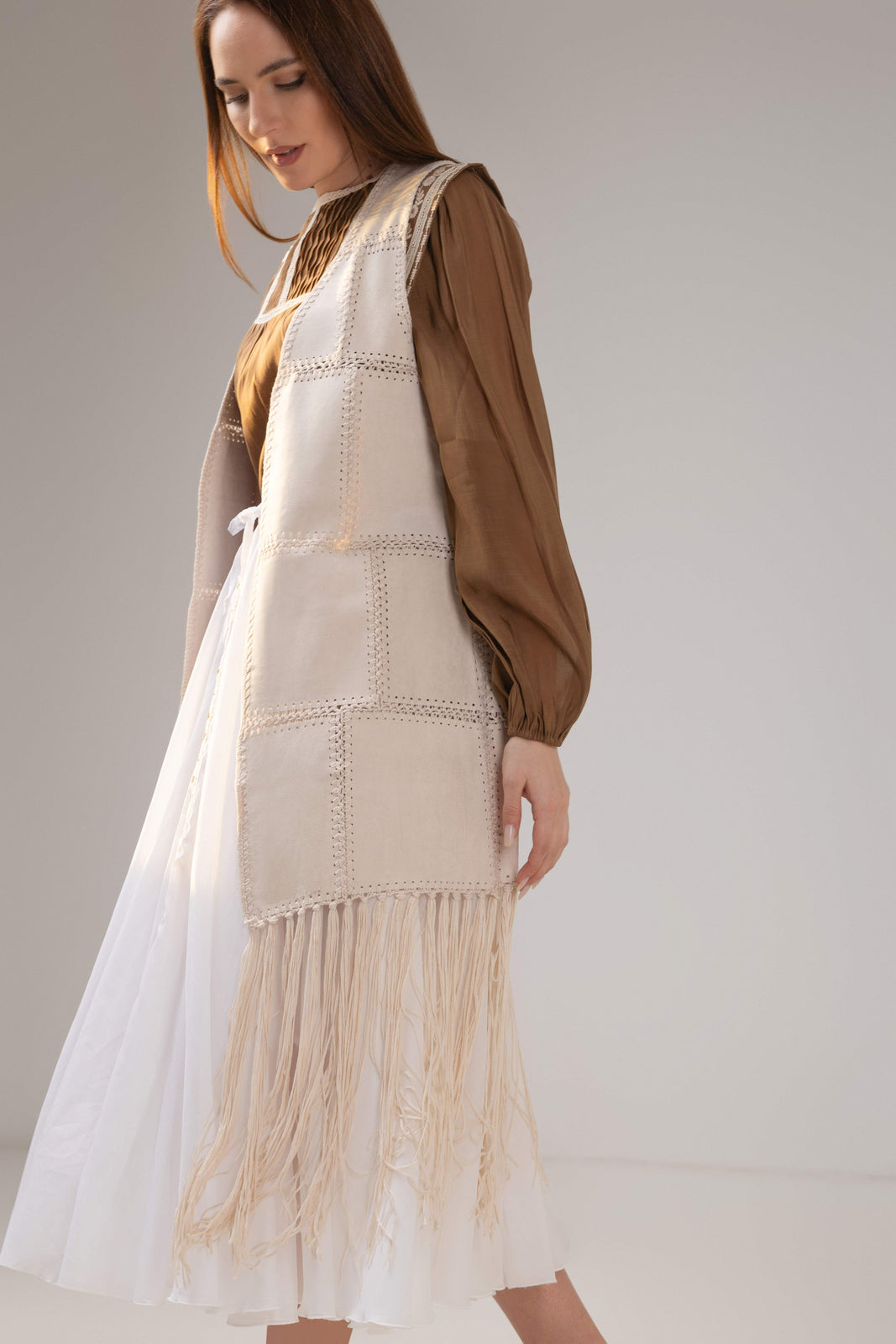 Incarca imaginea in galerie, Vestă lungă premium ivory cu franjuri și accente boho couture