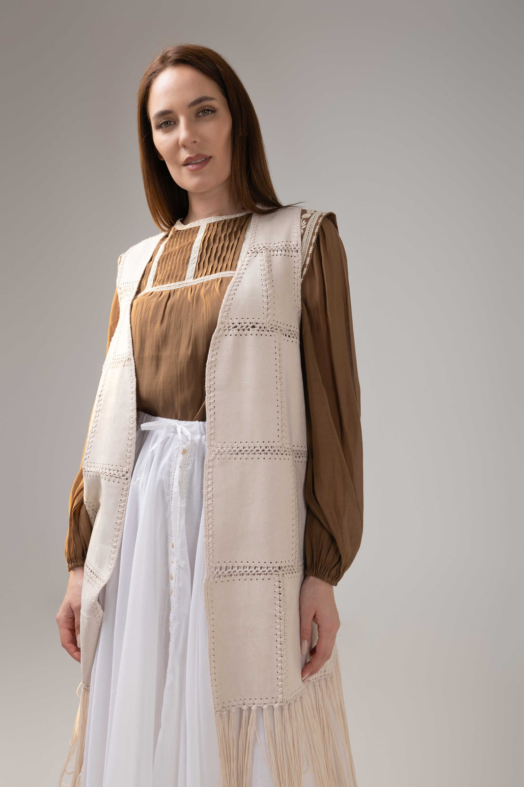 Incarca imaginea in galerie, Vestă lungă premium ivory cu franjuri și accente boho couture