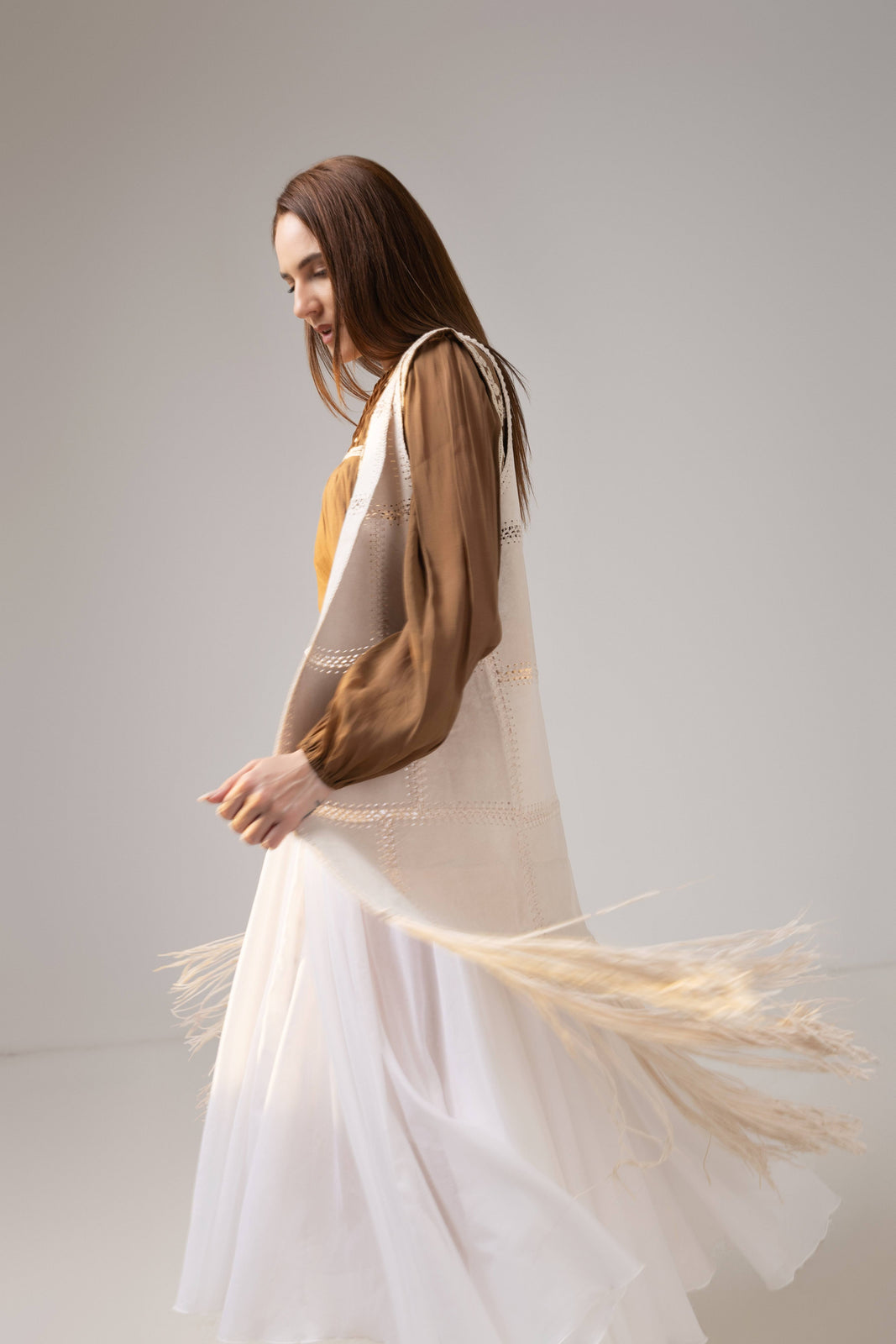 Incarca imaginea in galerie, Vestă lungă premium ivory cu franjuri și accente boho couture