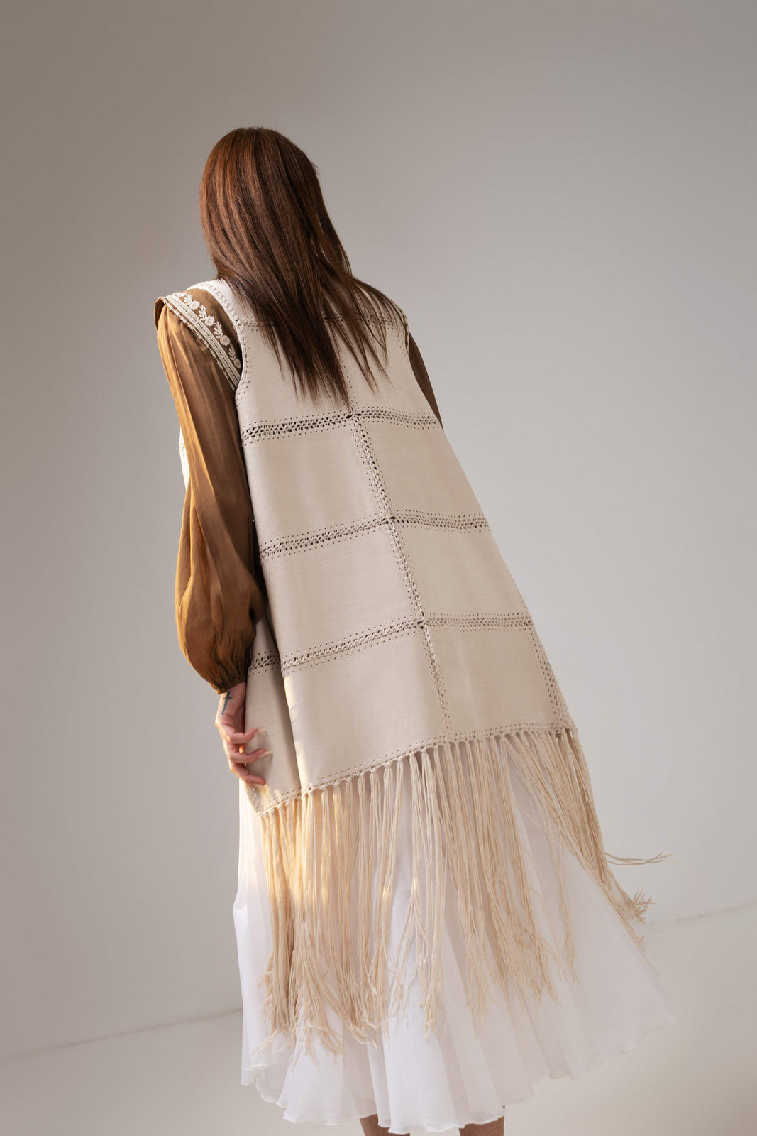 Incarca imaginea in galerie, Vestă lungă premium ivory cu franjuri și accente boho couture