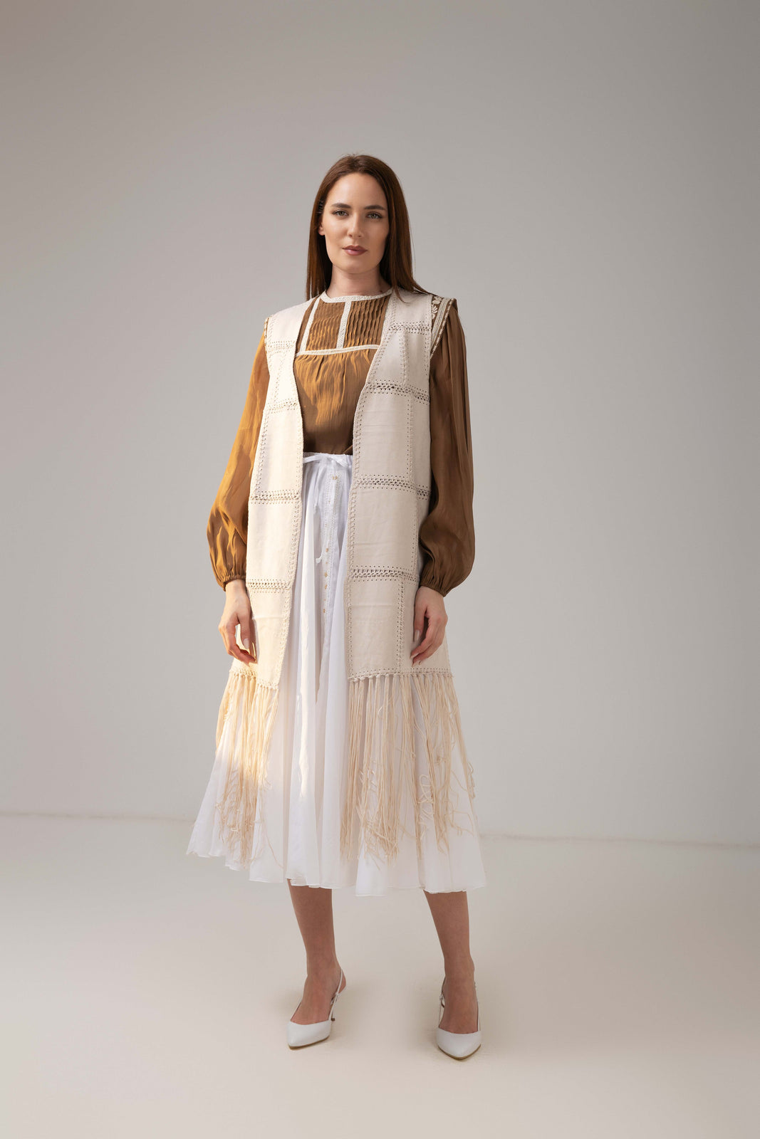 Incarca imaginea in galerie, Vestă lungă premium ivory cu franjuri și accente boho couture