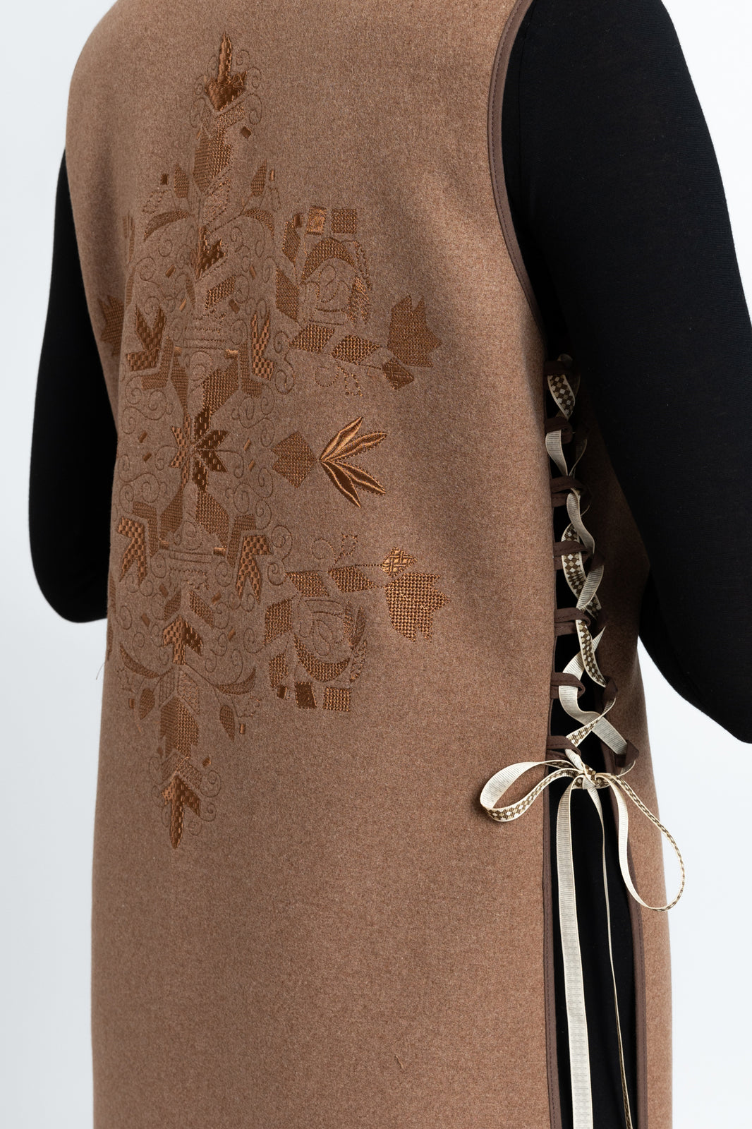 Load image into Gallery viewer, Camel wool midi vest with &quot;Tree of Life&quot; embroidery 