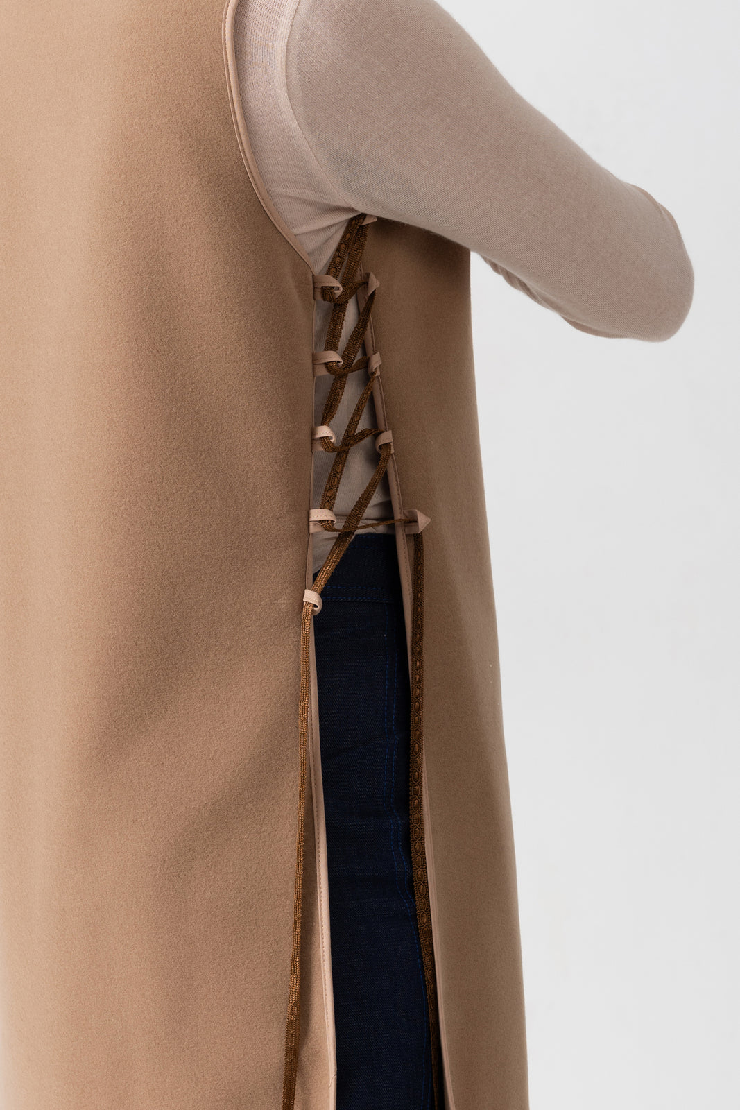 Incarca imaginea in galerie, Vesta midi din stofa de lana camel