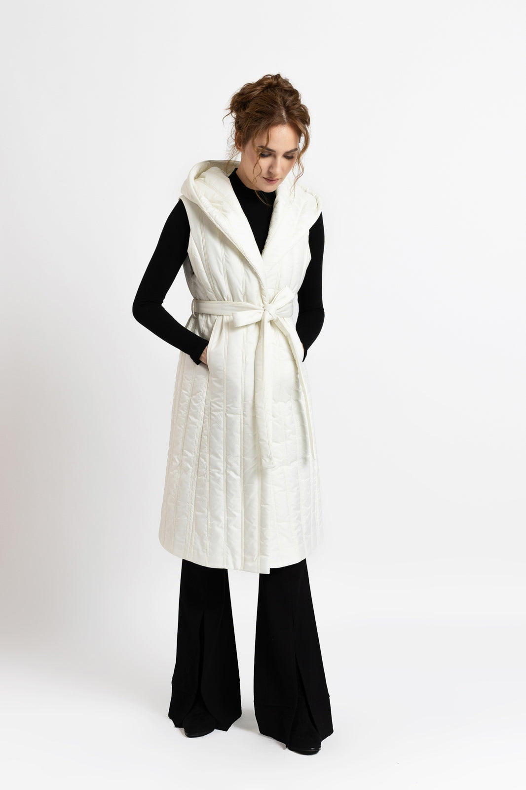 Load image into Gallery viewer, Midi vest with hood in white quilted fabric