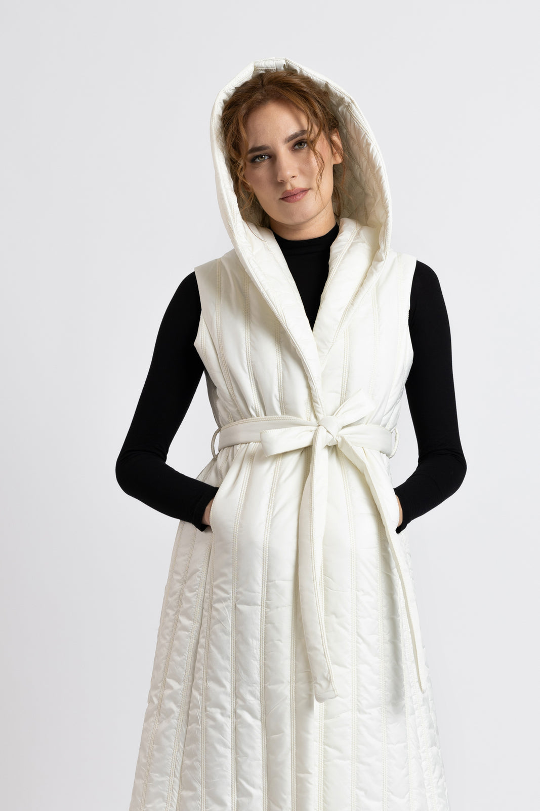 Load image into Gallery viewer, Midi vest with hood in white quilted fabric