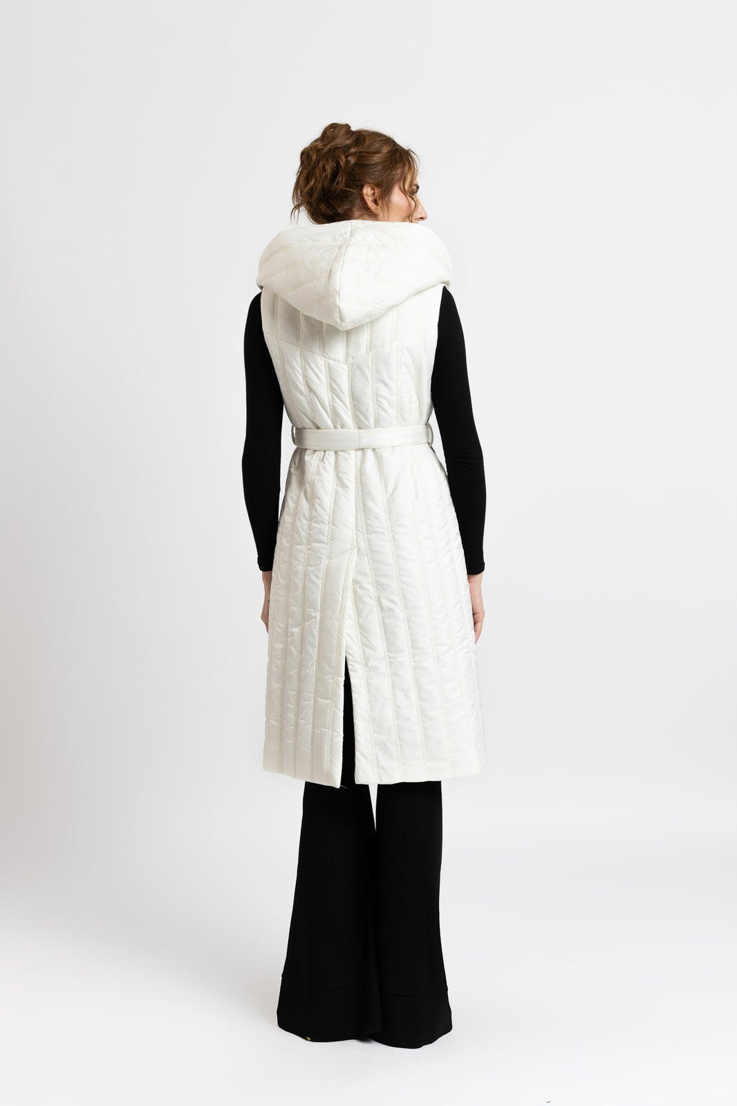 Load image into Gallery viewer, Midi vest with hood in white quilted fabric