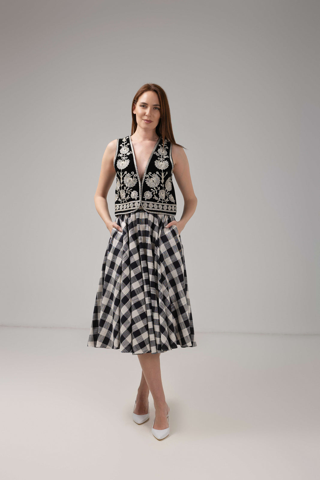 Incarca imaginea in galerie, Vestă neagră premium din catifea cu broderie ornamentală reinterpretată