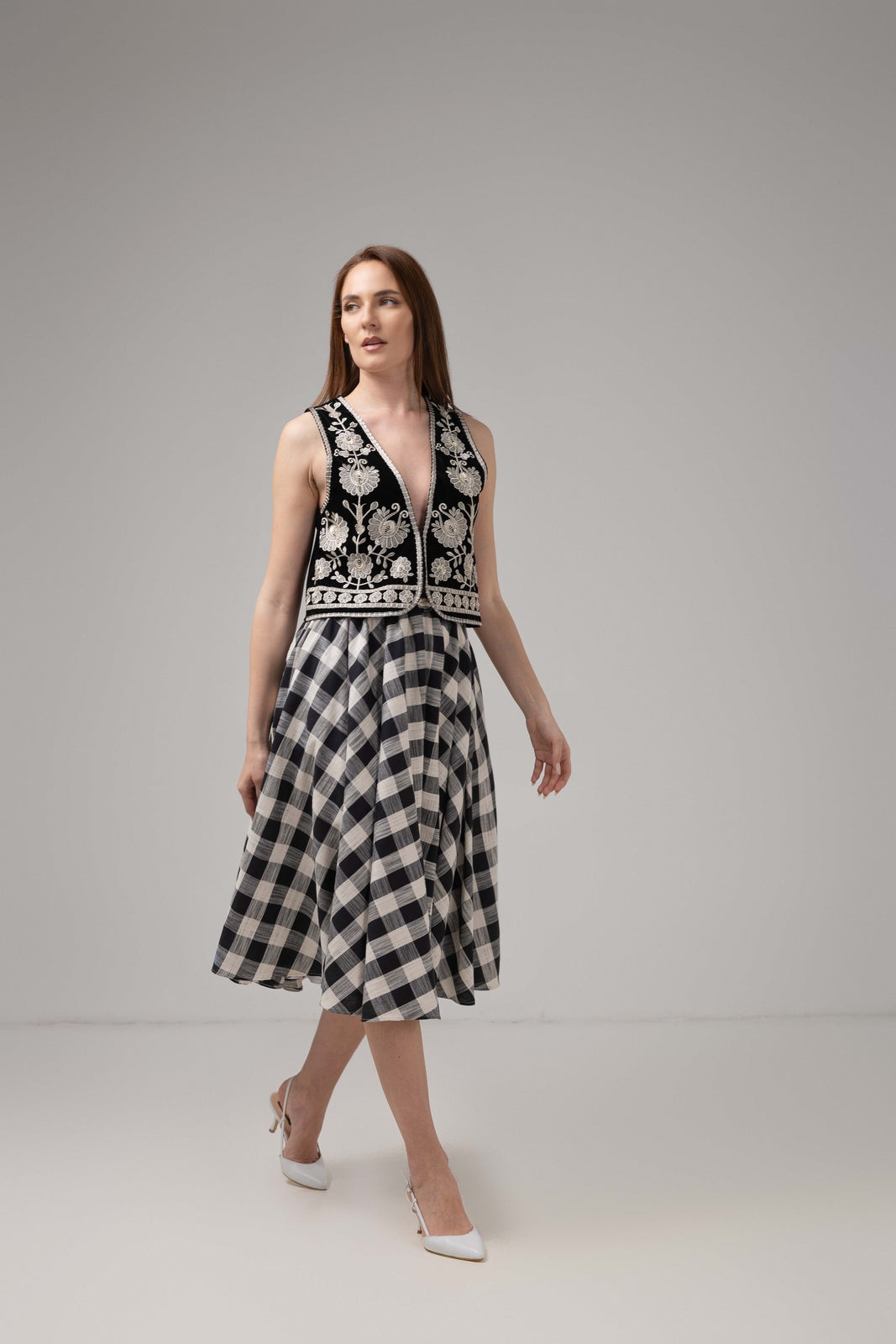 Incarca imaginea in galerie, Vestă neagră premium din catifea cu broderie ornamentală reinterpretată