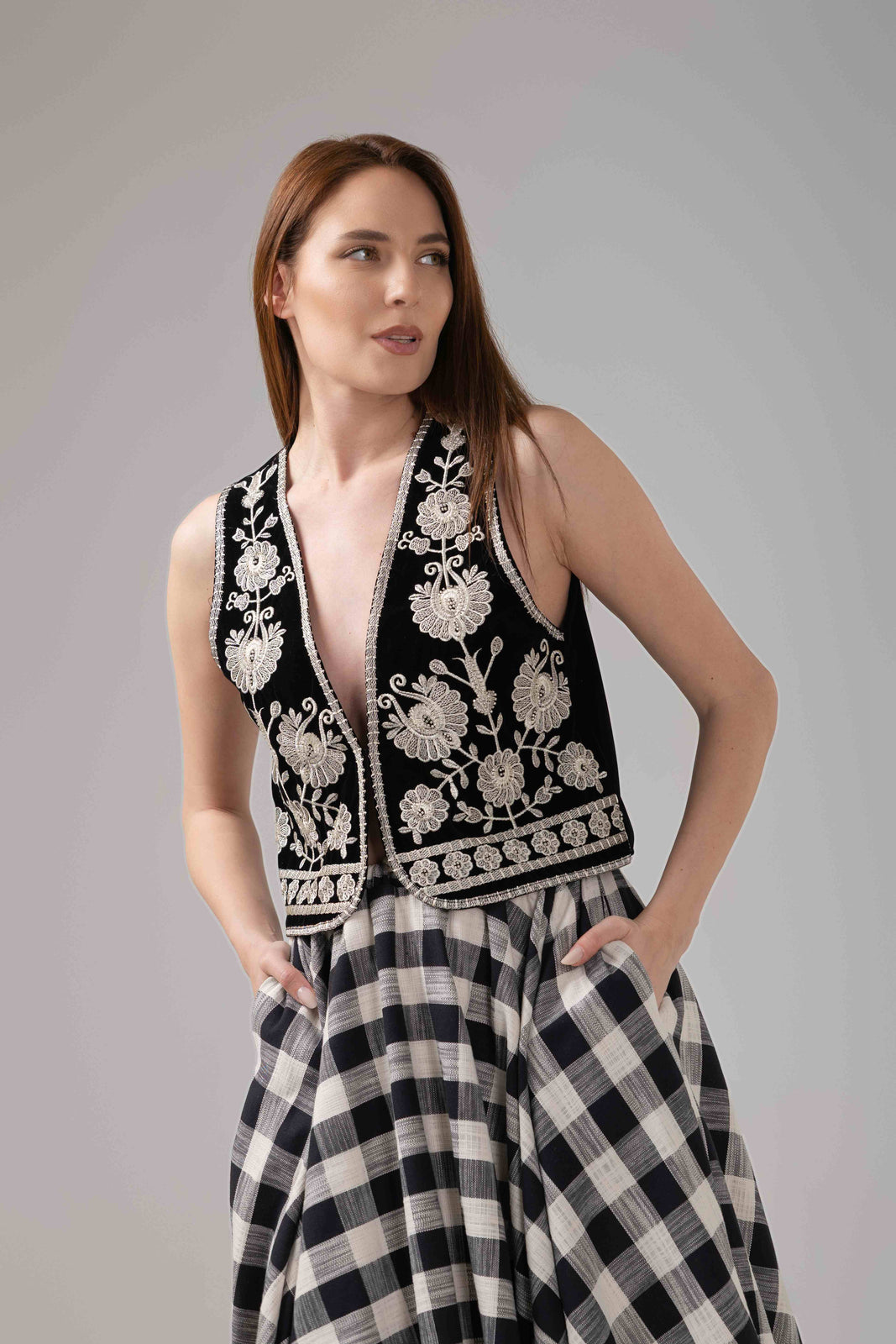 Incarca imaginea in galerie, Vestă neagră premium din catifea cu broderie ornamentală reinterpretată