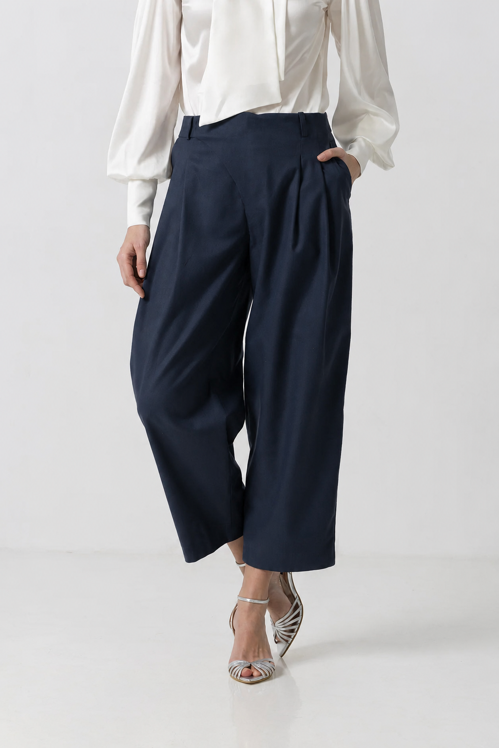 Incarca imaginea in galerie, Pantaloni eleganți din stofă bleumarin cu design petrecut