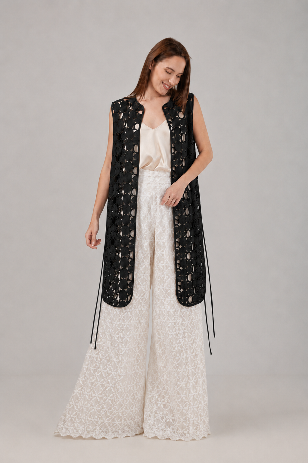 Incarca imaginea in galerie, Vestă Lungă Neagră din Macrame cu Design Ajurat