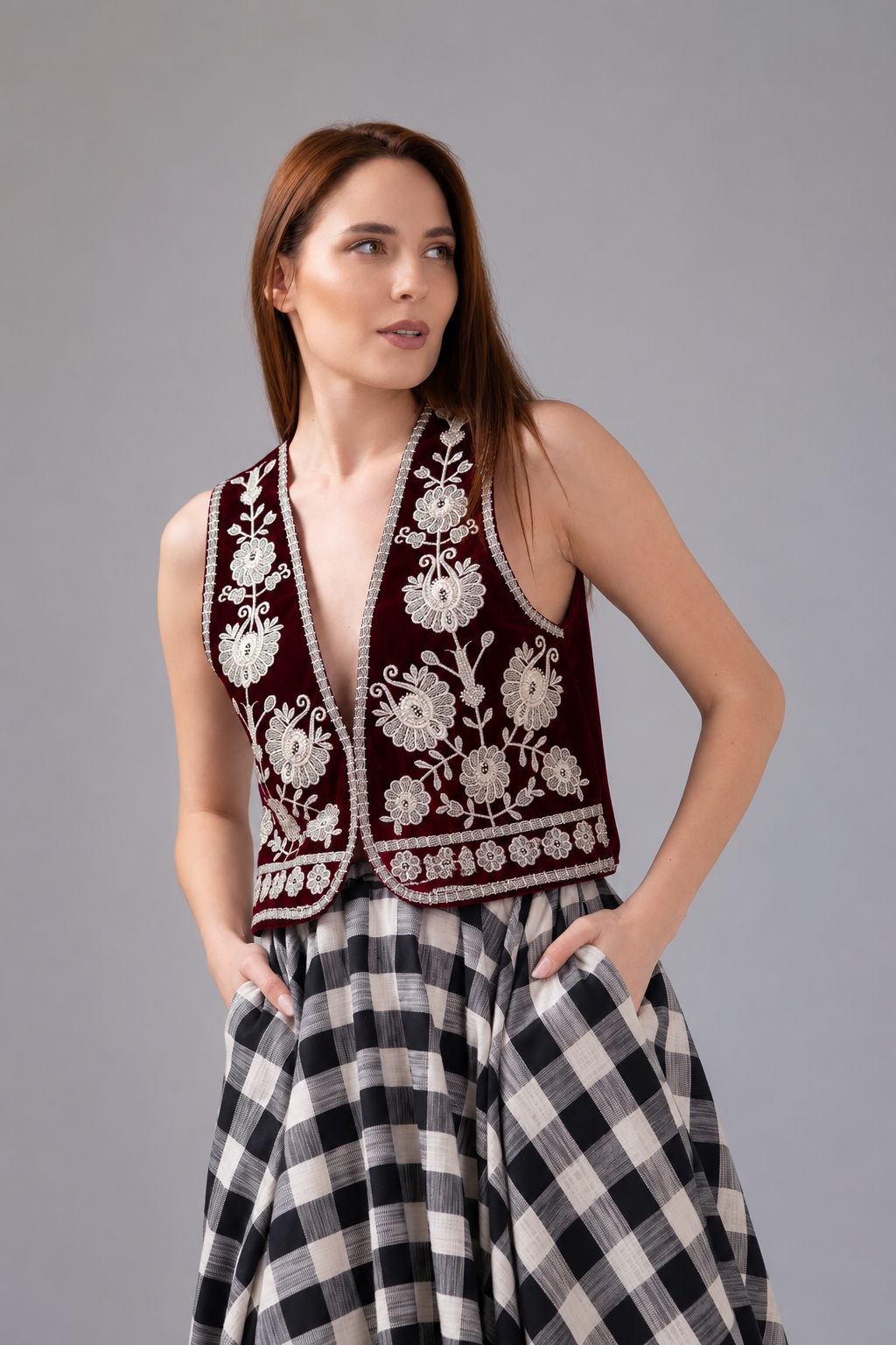 Incarca imaginea in galerie, Vestă bordo premium din catifea cu broderie ornamentală reinterpretată