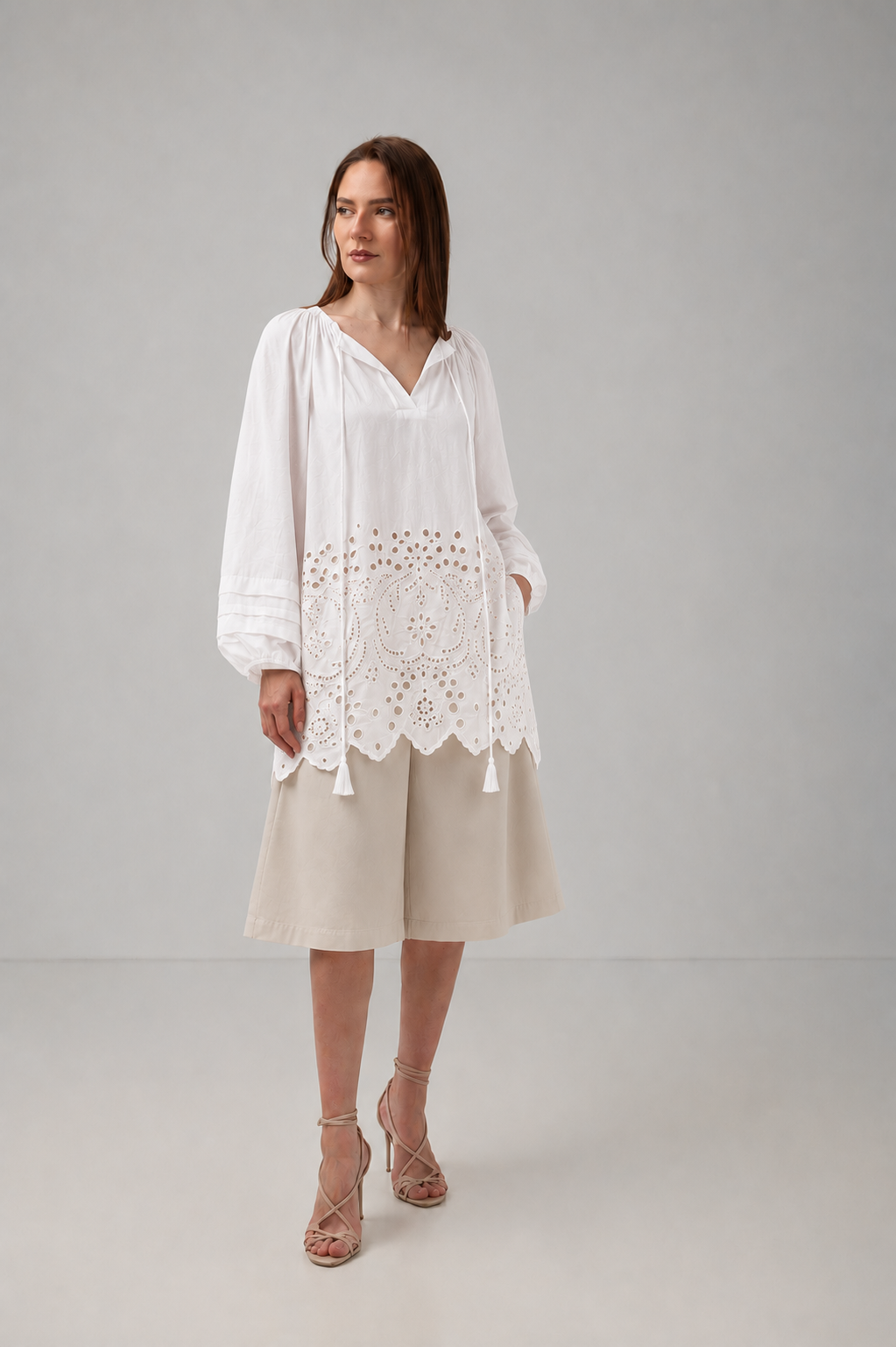 Incarca imaginea in galerie, Tunică Albă cu Broderie Spartă