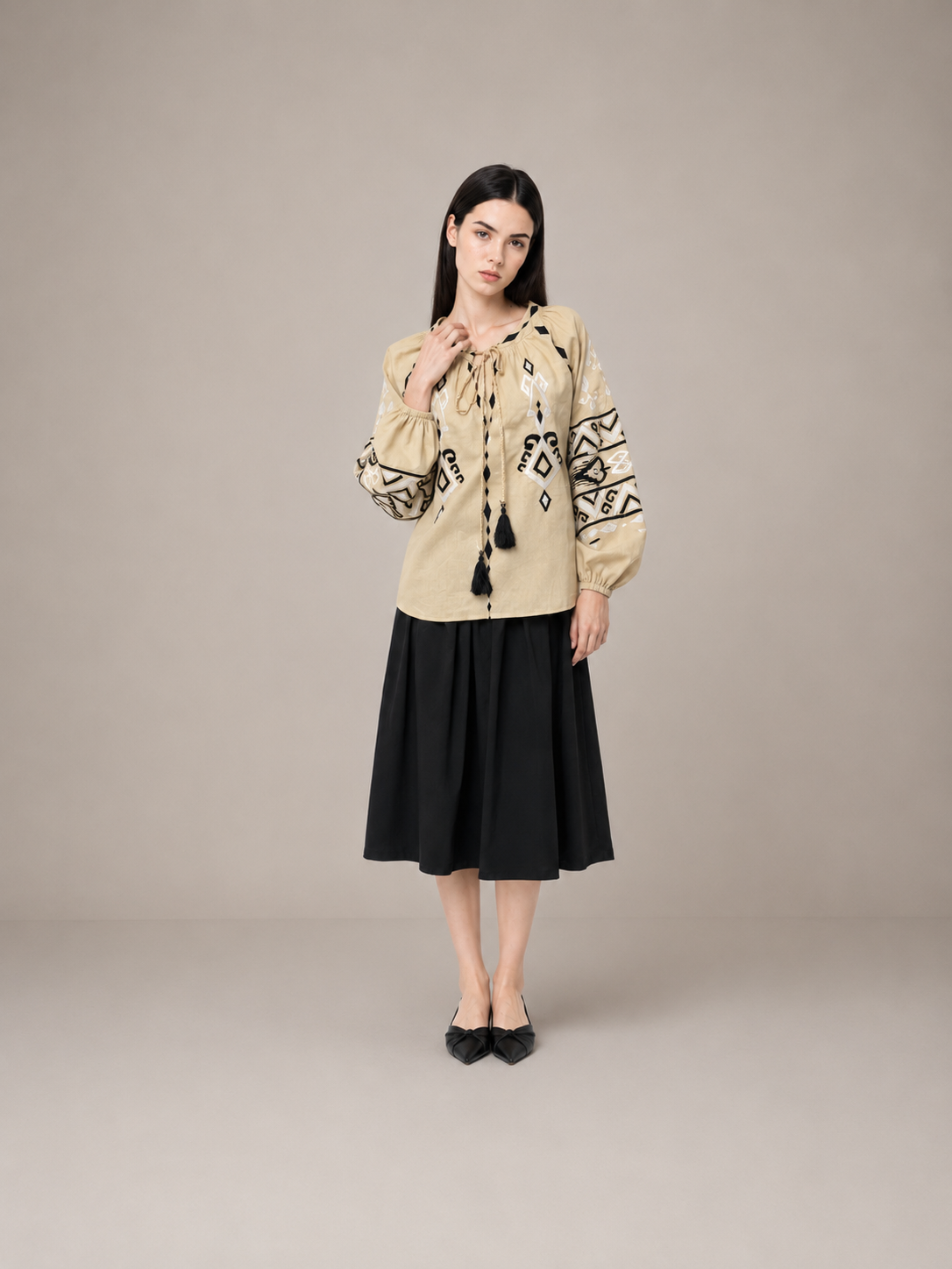 Incarca imaginea in galerie, Bluză tip ie din bumbac cu broderie etnică și ciucuri decorativi – Bej