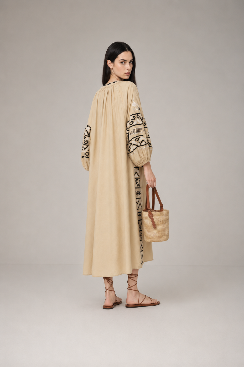 Incarca imaginea in galerie, Rochie tip ie maxi din bumbac cu broderie etnică și ciucuri decorativi – Bej