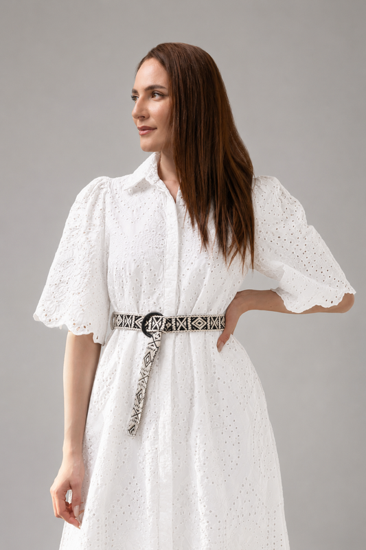 Rochie midi albă  din dantelă brodată cu mâneci ample și cordon decorativă